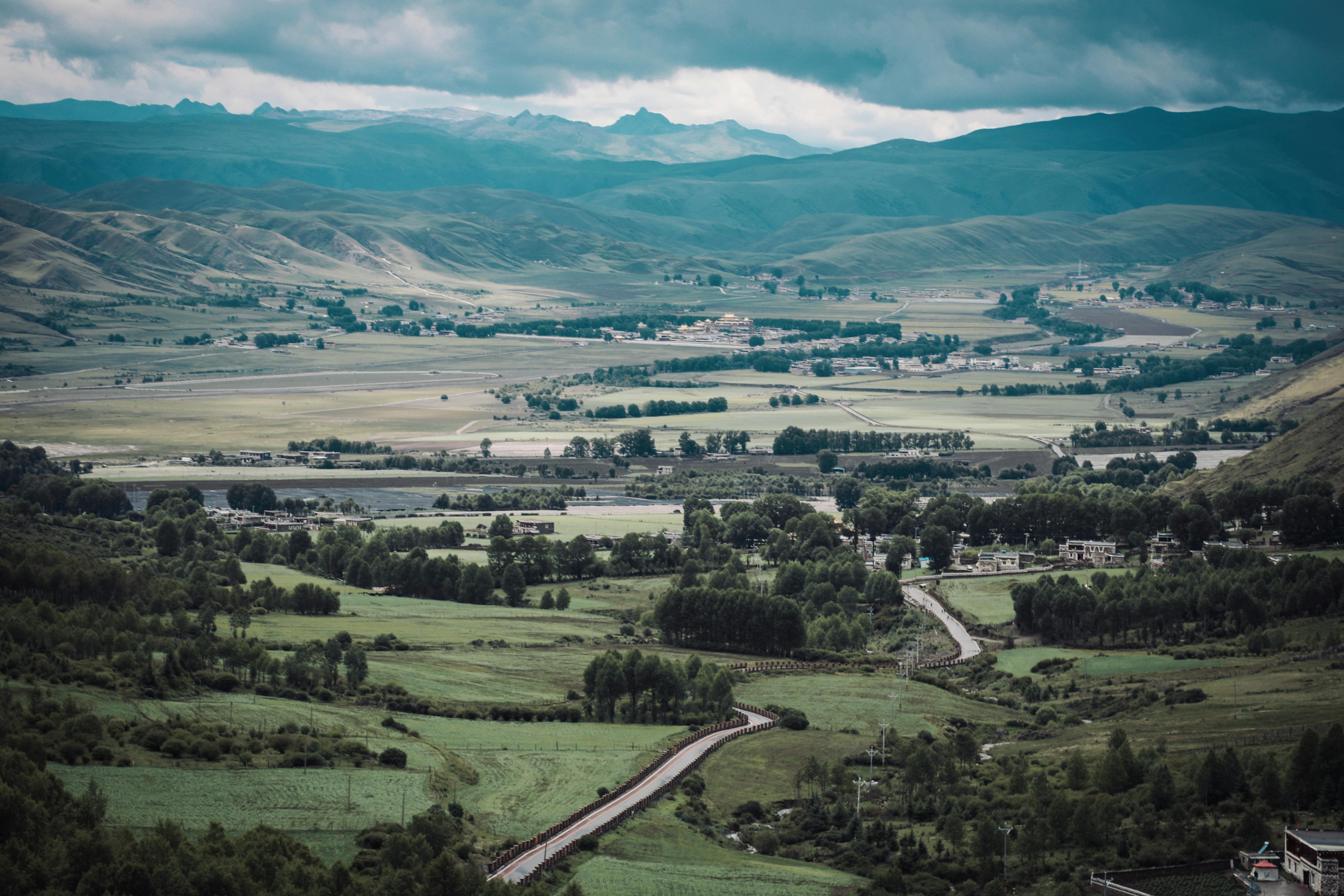 [ColoSach]-a-breathtaking-panorama-of-a-lush-green-valley-with-distant-mountains,-ideal-for-travel-and-nature-enthusiasts.