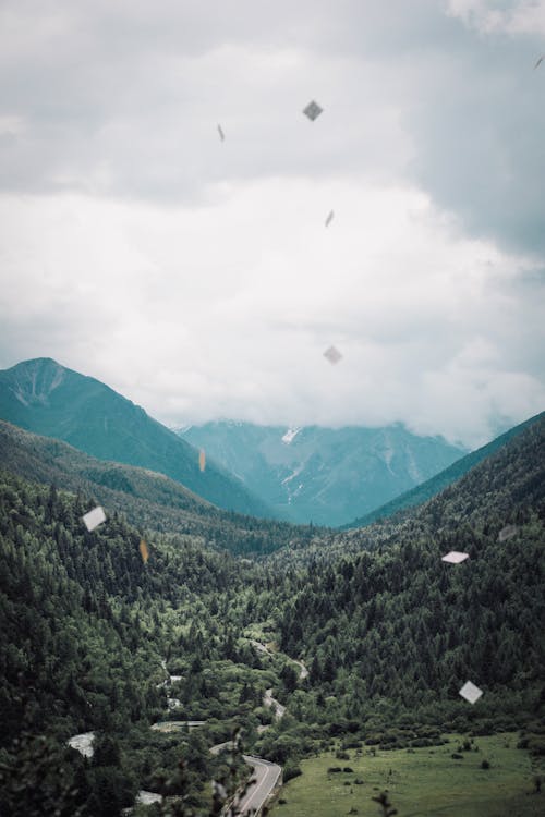 ağaçlar, bulutlu, dağ silsilesi içeren Ücretsiz stok fotoğraf