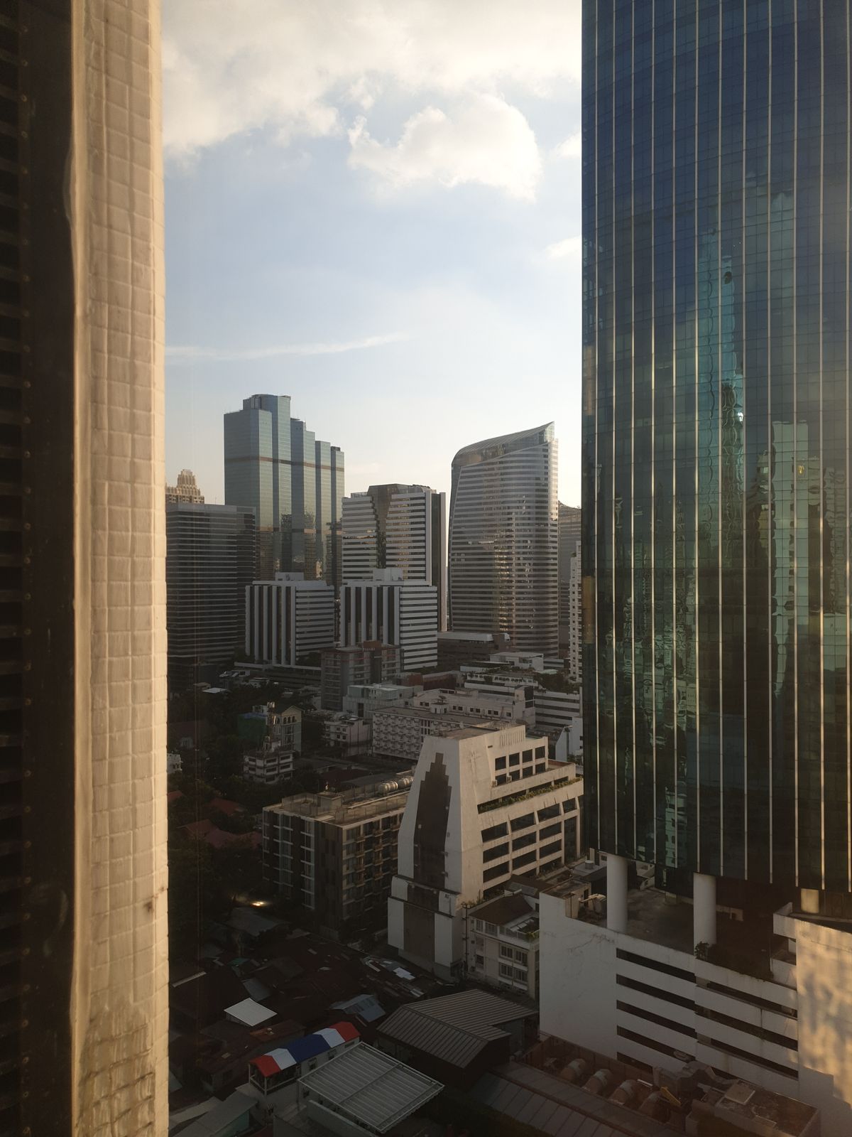 Unde te cazezi în Bangkok - Silom - zgârie-nori la apus