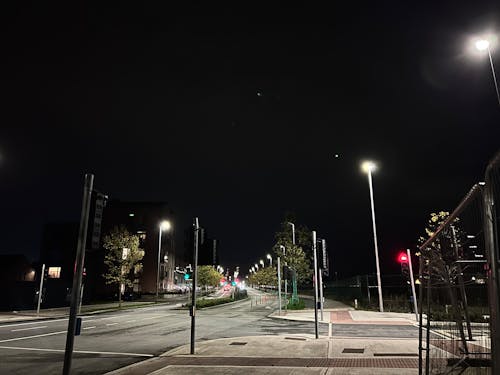 Foto profissional grátis de faróis, poste de iluminação, rua deserta