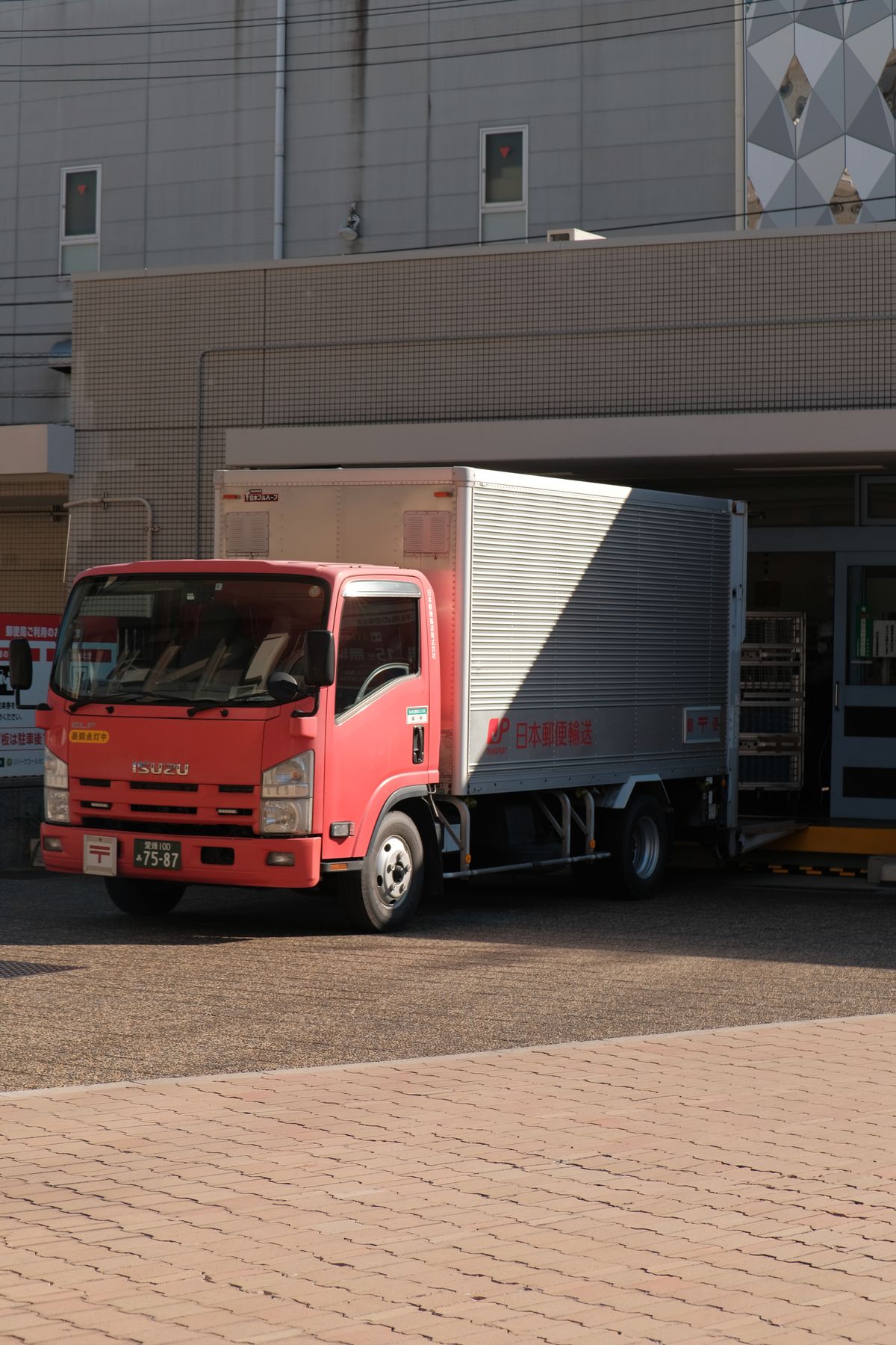 Fikelistic logistics delivery truck at a warehouse