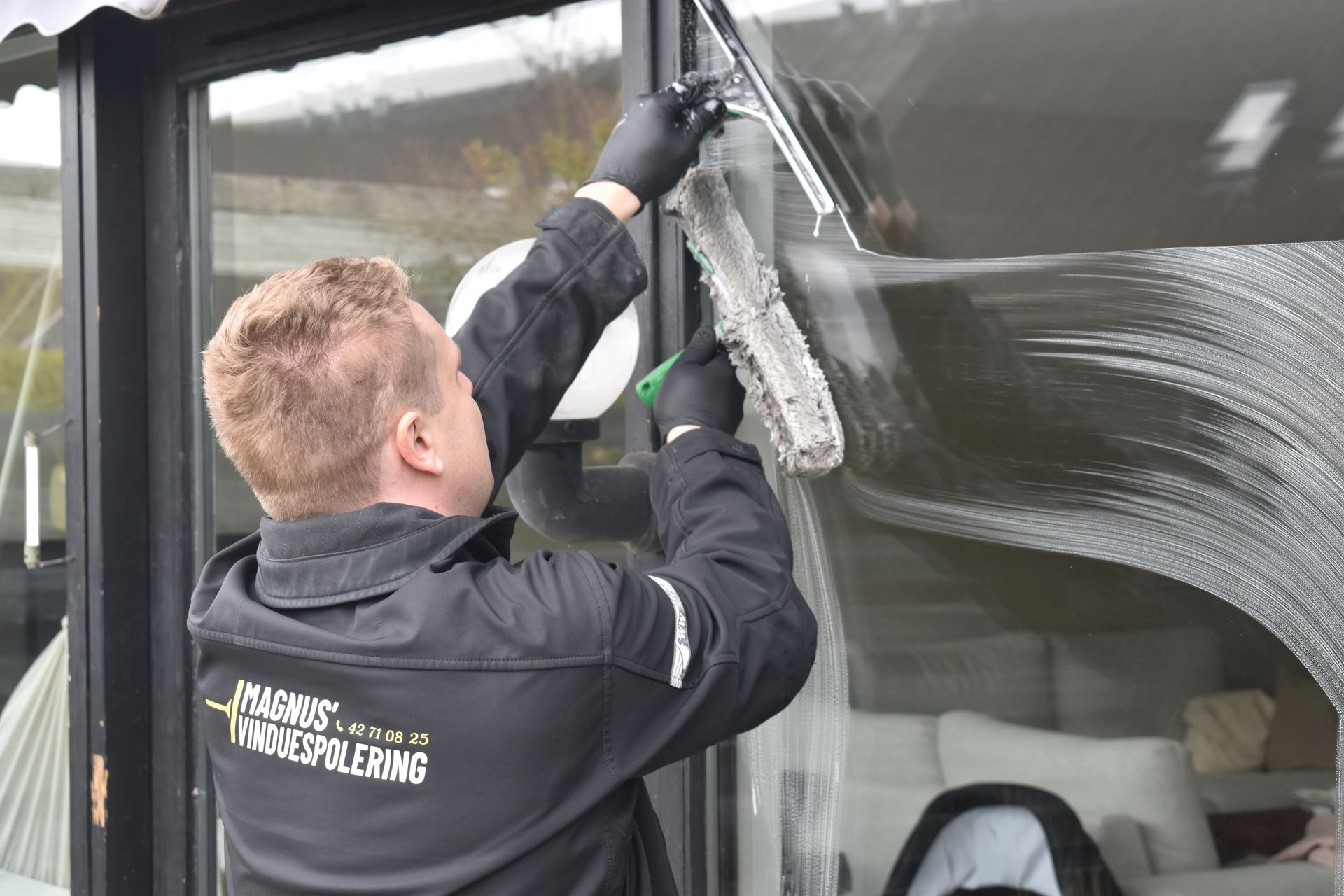Window cleaner cleaning glass in Albury Wodonga