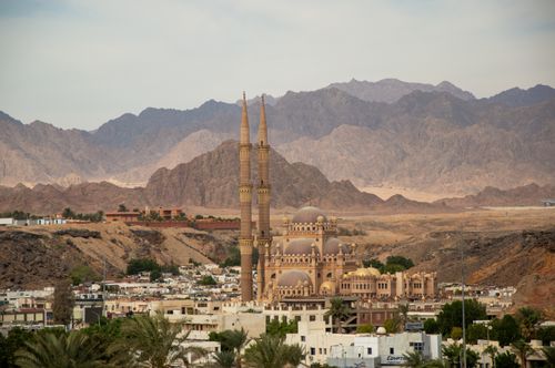 Free A grand mosque with tall minarets in Sharm El Sheikh set against desert mountains. Stock Photo