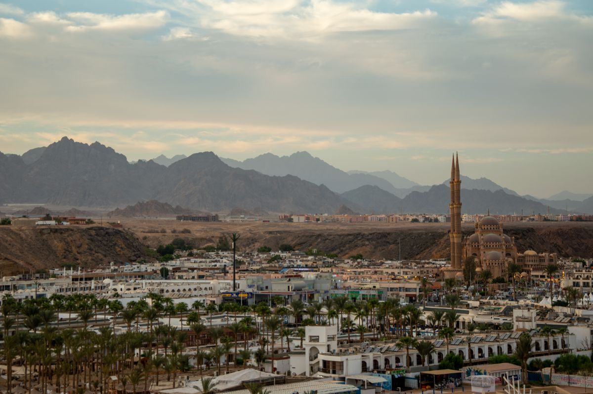 Unde te cazezi în Sharm El Sheikh - moscheea și munții din spatele stațiunii