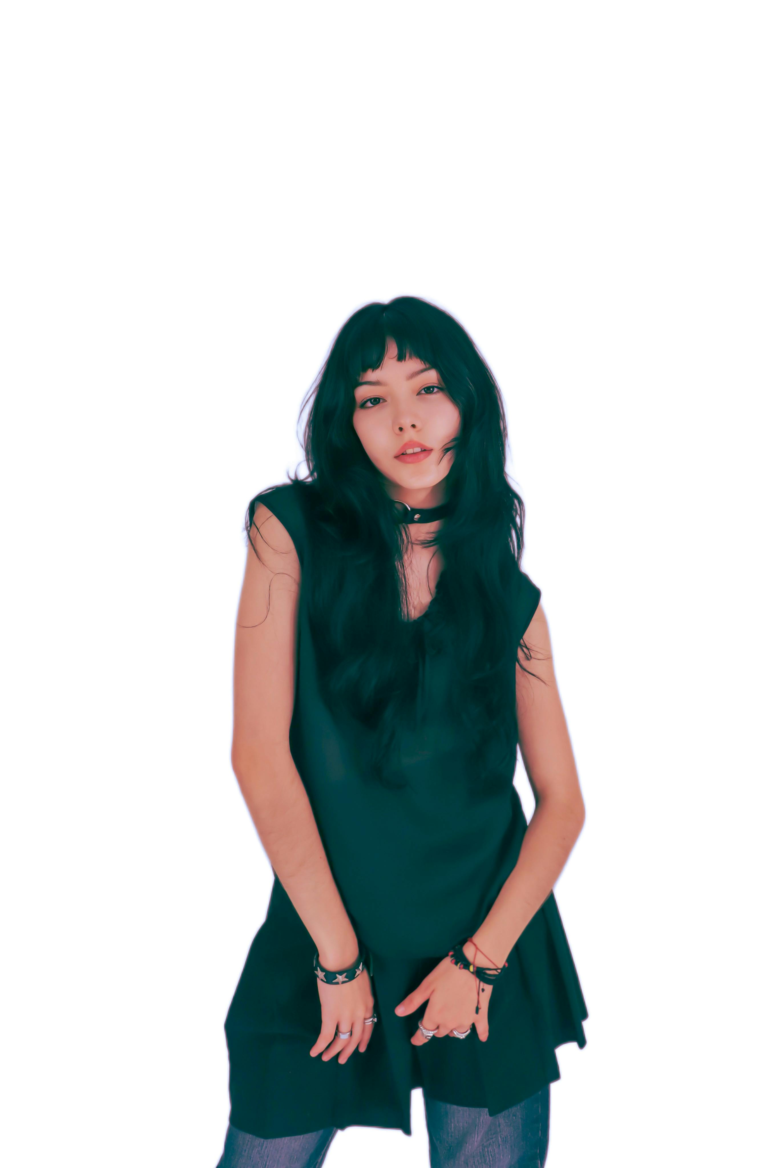 De franc Dona Jove Amb Cabell Negre Posant Sobre Fons Blanc  Foto d'estoc