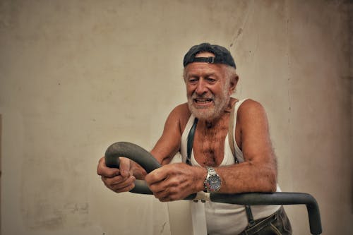 Fotobanka s bezplatnými fotkami na tému čiapka, muž, náramkové hodinky