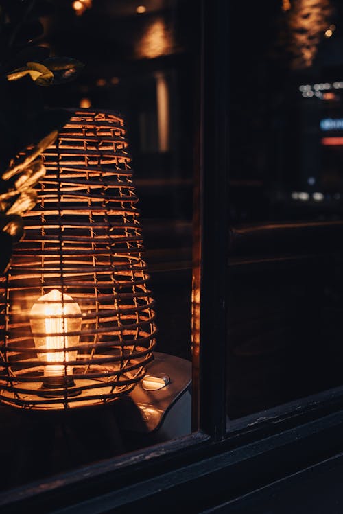 Kostnadsfri bild av bordslampor, dramatisk belysning, genom fönstret