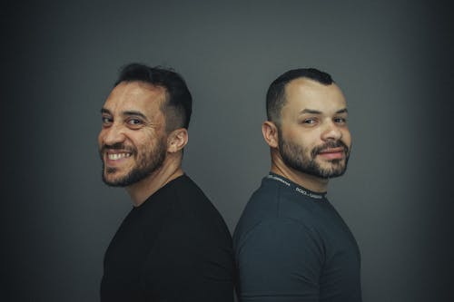 Fotos de stock gratuitas de barba, camisetas, espalda con espalda