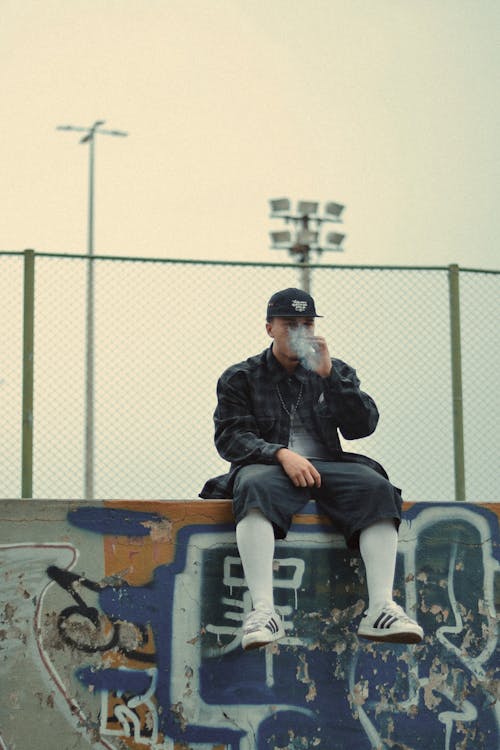 Immagine gratuita di camicia di flanella grigia, cappellino da baseball, fotografia di moda