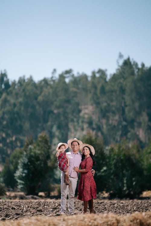 adam, anne, ayakta içeren Ücretsiz stok fotoğraf