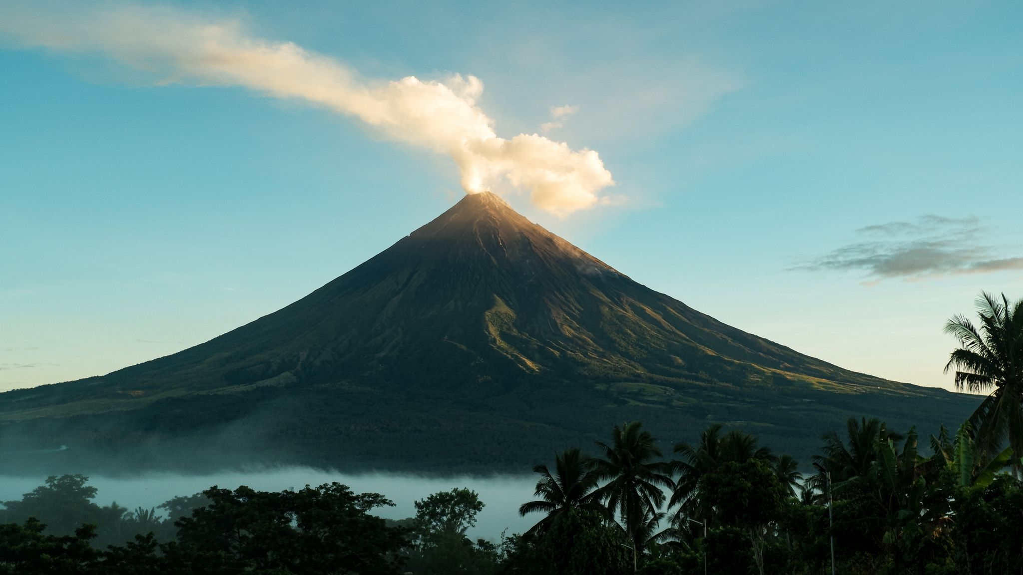 Mayon vulkaan op Filipijnen barst spectaculair uit