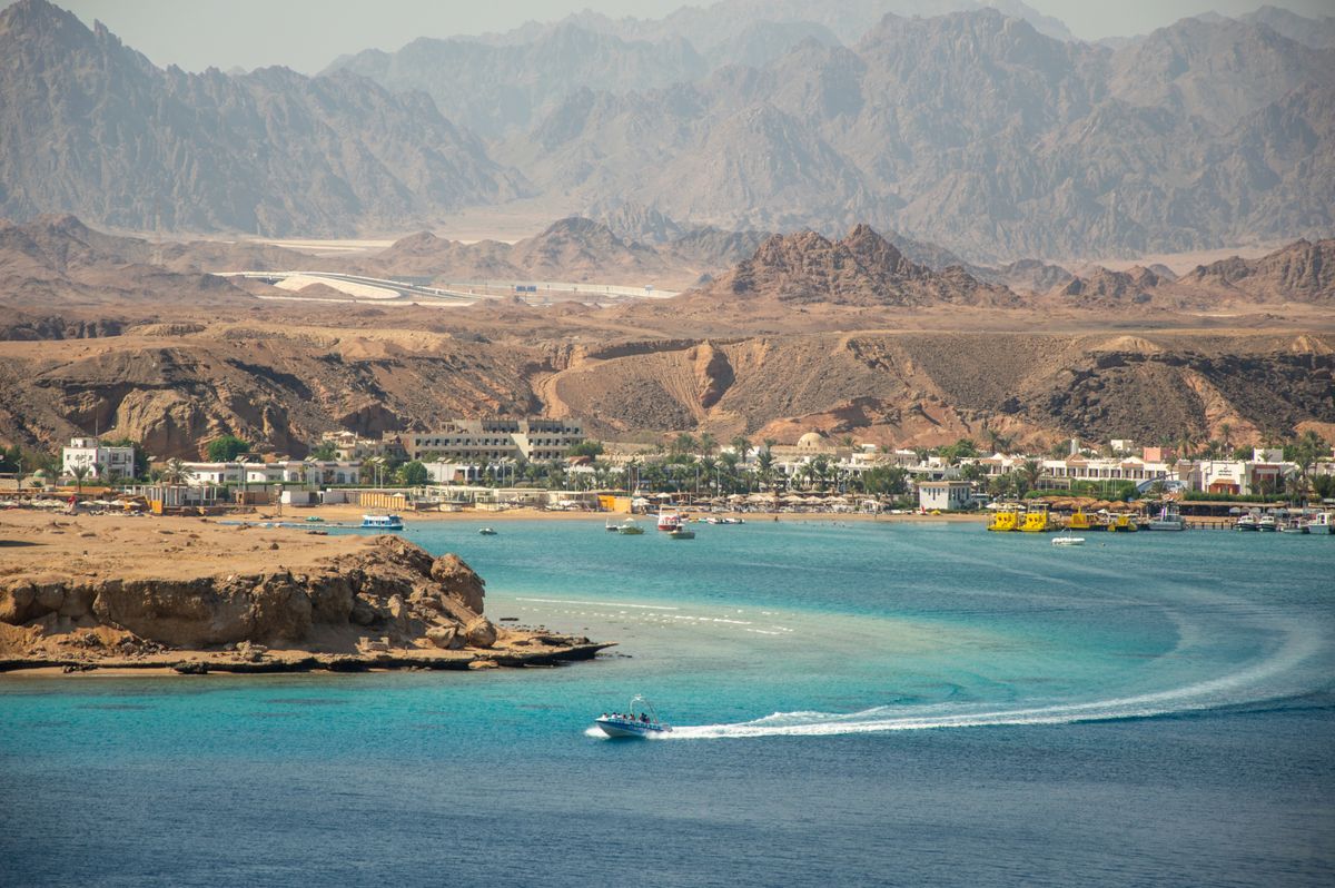 Sharm El Sheikh - marea și munții golași din spatele stațiunii