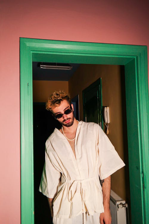 Foto d'estoc gratuïta de barba, camisa blanca, collaret