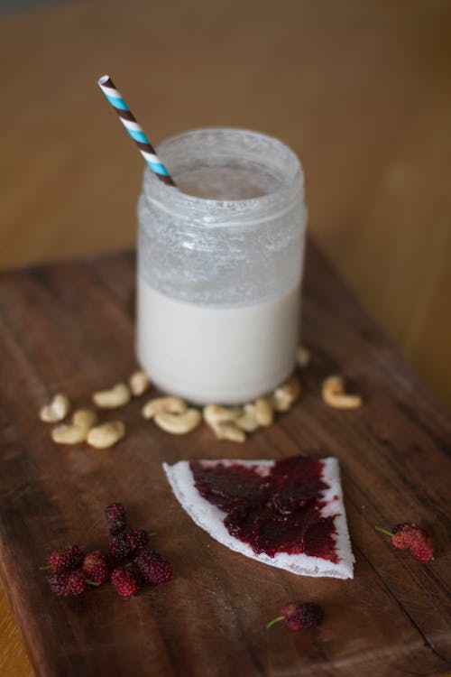 Free Молоко, орехи и ягоды на столе Stock Photo
