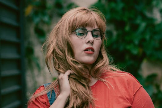 一位时尚女性戴着眼镜，在户外摆姿势的肖像