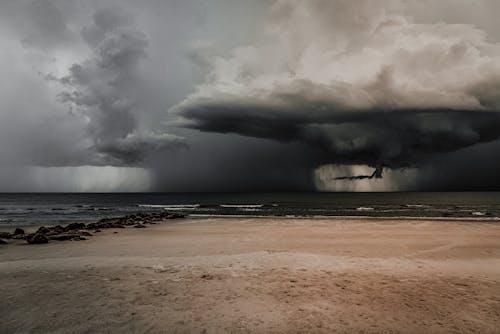 Kostnadsfri bild av havsstrand, mörka moln, natur