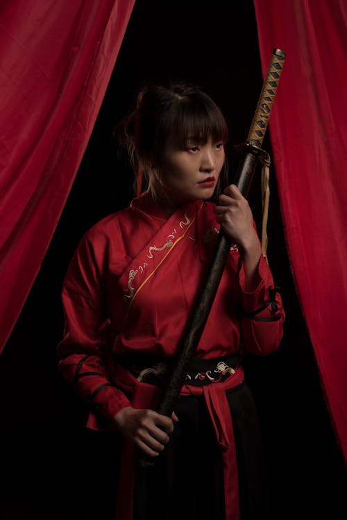 Ilmainen kuvapankkikuva tunnisteilla aasialainen nainen, esiintymisasu, miekka