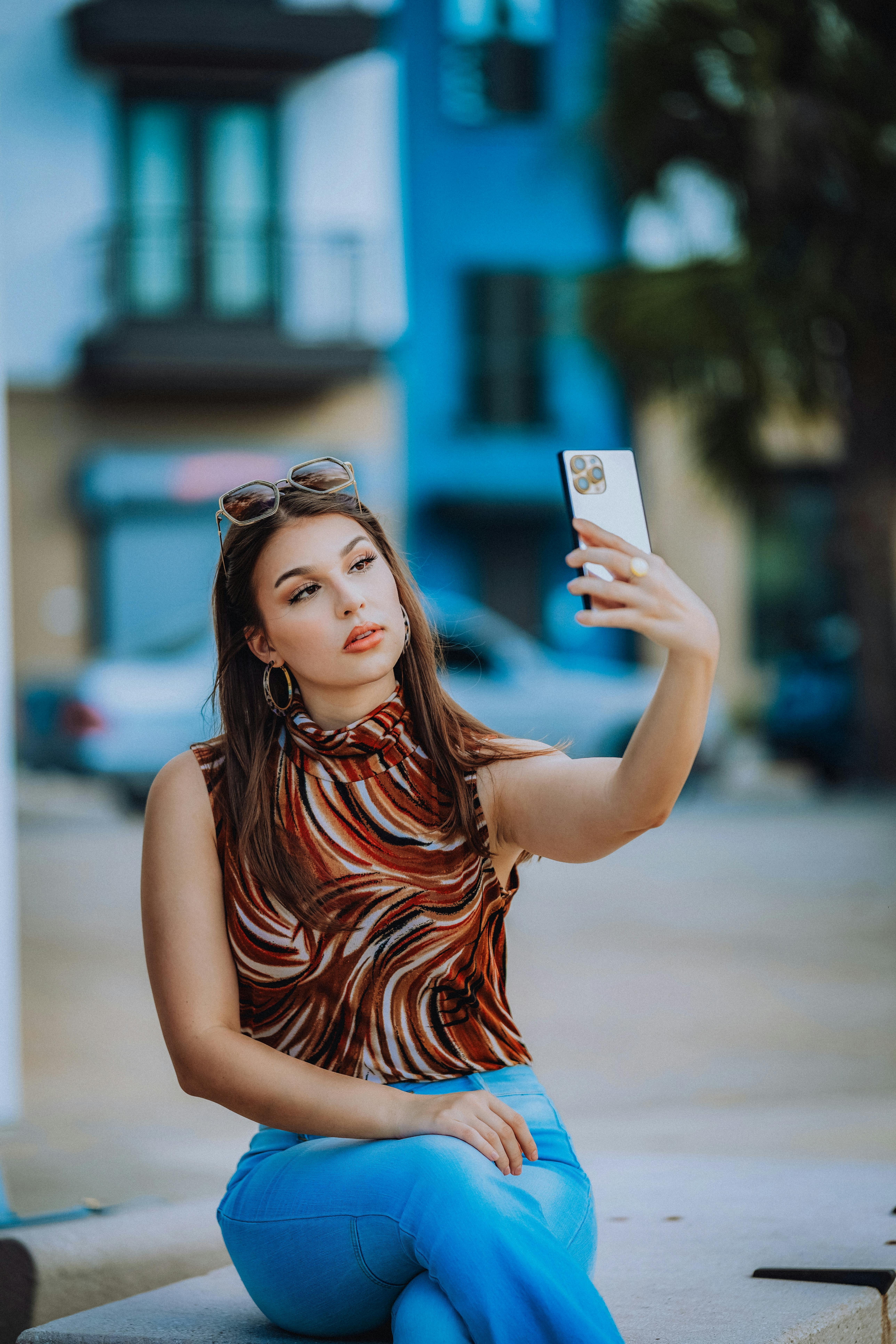 bezplatná Základová fotografie zdarma na téma autoportrét, blůzka, chytrý telefon Základová fotografie
