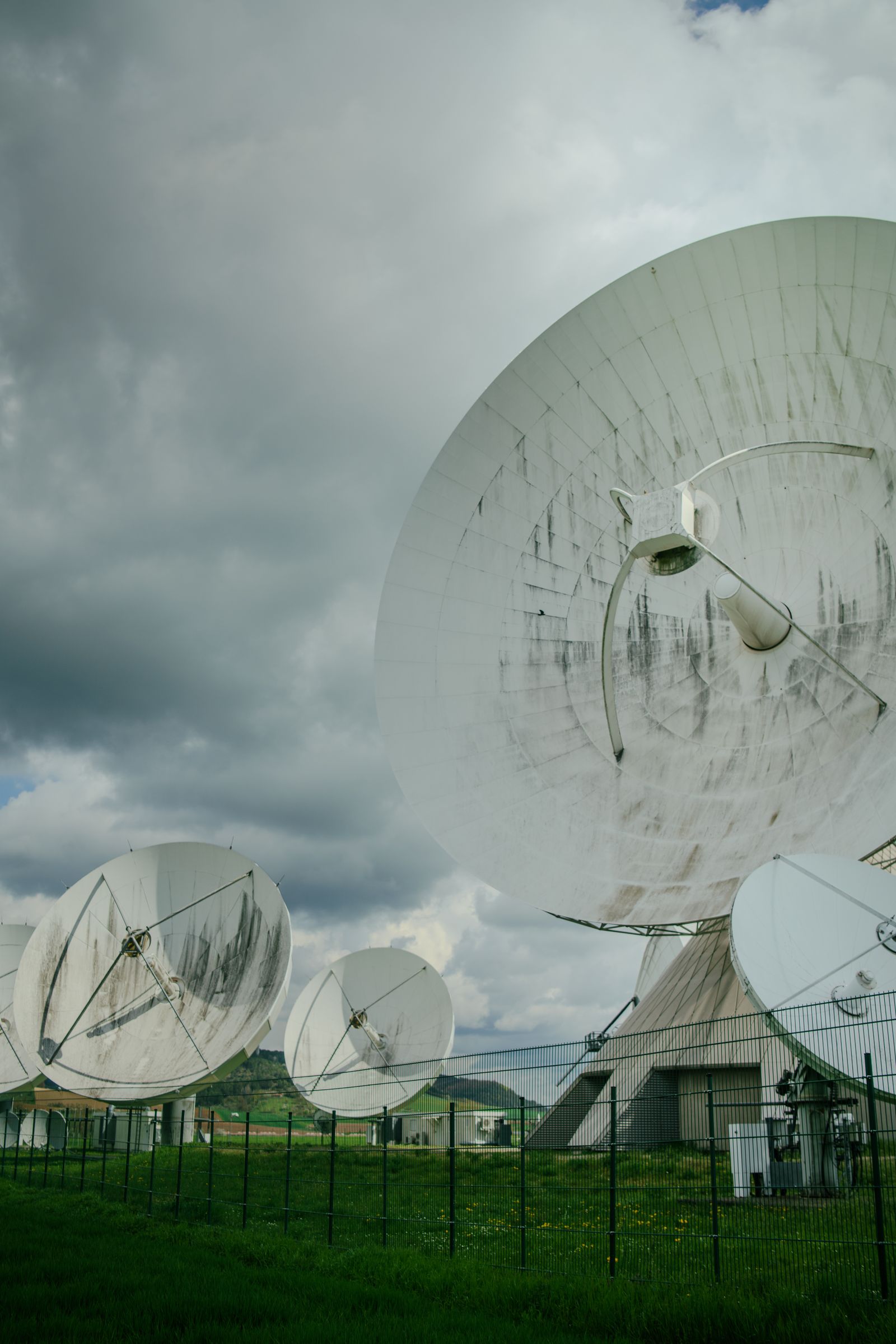 low earth orbit satellite networking enterprise backup: satellite antennas at a communications site for enterprise failover planning.