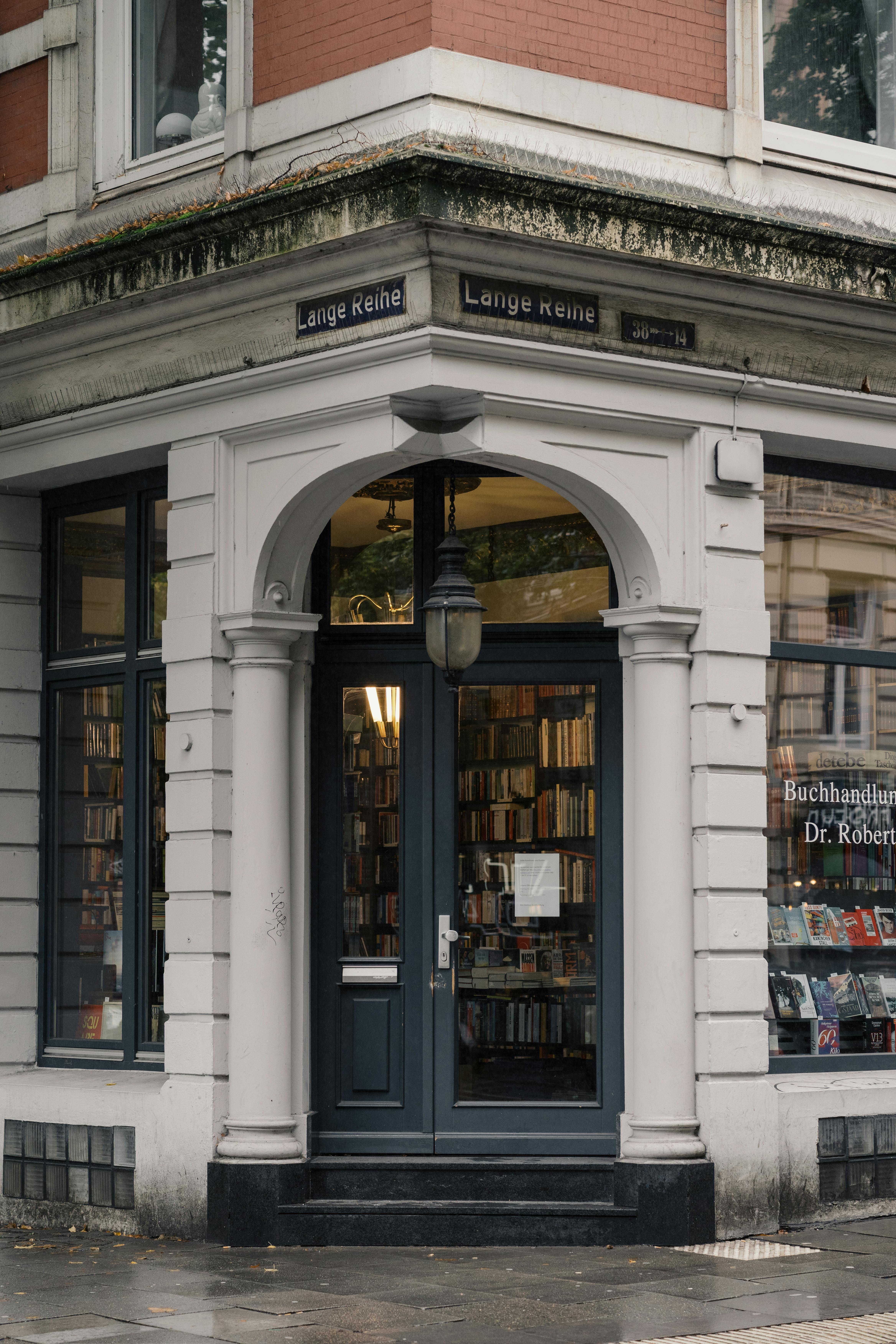 Waterstones' IPO Plans Test London's Market Appeal Amid Elliott's Strategic Moves