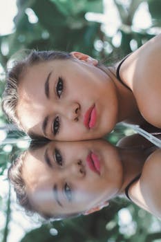 一幅宁静的女性肖像，倒映在郁郁葱葱的绿色植物中