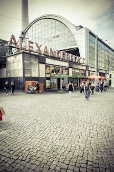 柏林亚历山大广场的一天十分忙碌，这里有现代建筑和熙熙攘攘的人群