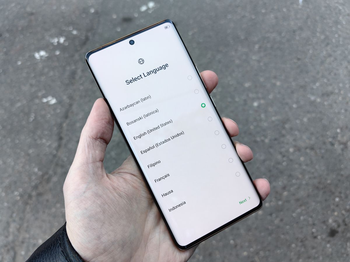Akıllı telefon ekranında dil ayarları simgesi ve dünya haritası