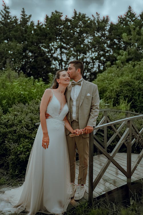 Foto profissional grátis de beijando, de pé, fotografia de casamento