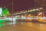 通过长时间曝光捕捉柏林夜间的城市灯光与建筑