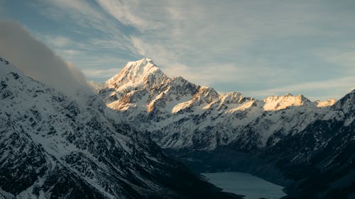 dağ silsilesi, dağlar, göl içeren Ücretsiz stok fotoğraf