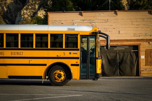 Foto d'estoc gratuïta de autobús escolar, autobús groc, carrer