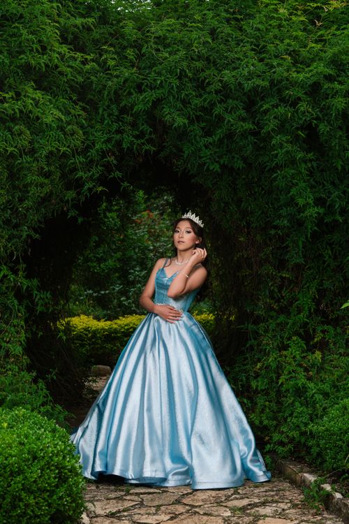 princess dress poses How to pose as a princess at your fairytale wedding?, Just like the iconic princess, your hands movements are crucial for capturing beautiful and elegant images., Here a fee recommendations:, 1Start
