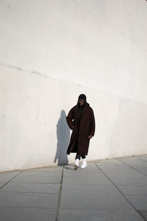 Foto profissional grátis de calçada, calçadas, casaco marrom