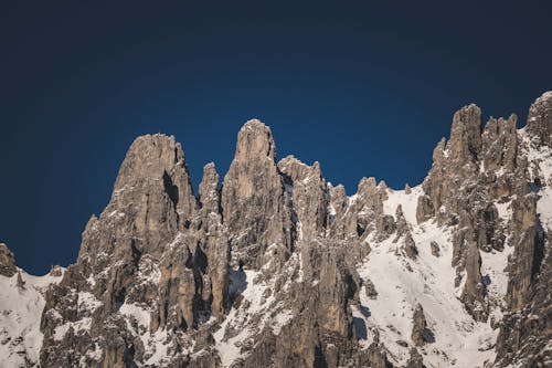 Immagine gratuita di catena montuosa, cielo sereno, formazione rocciosa