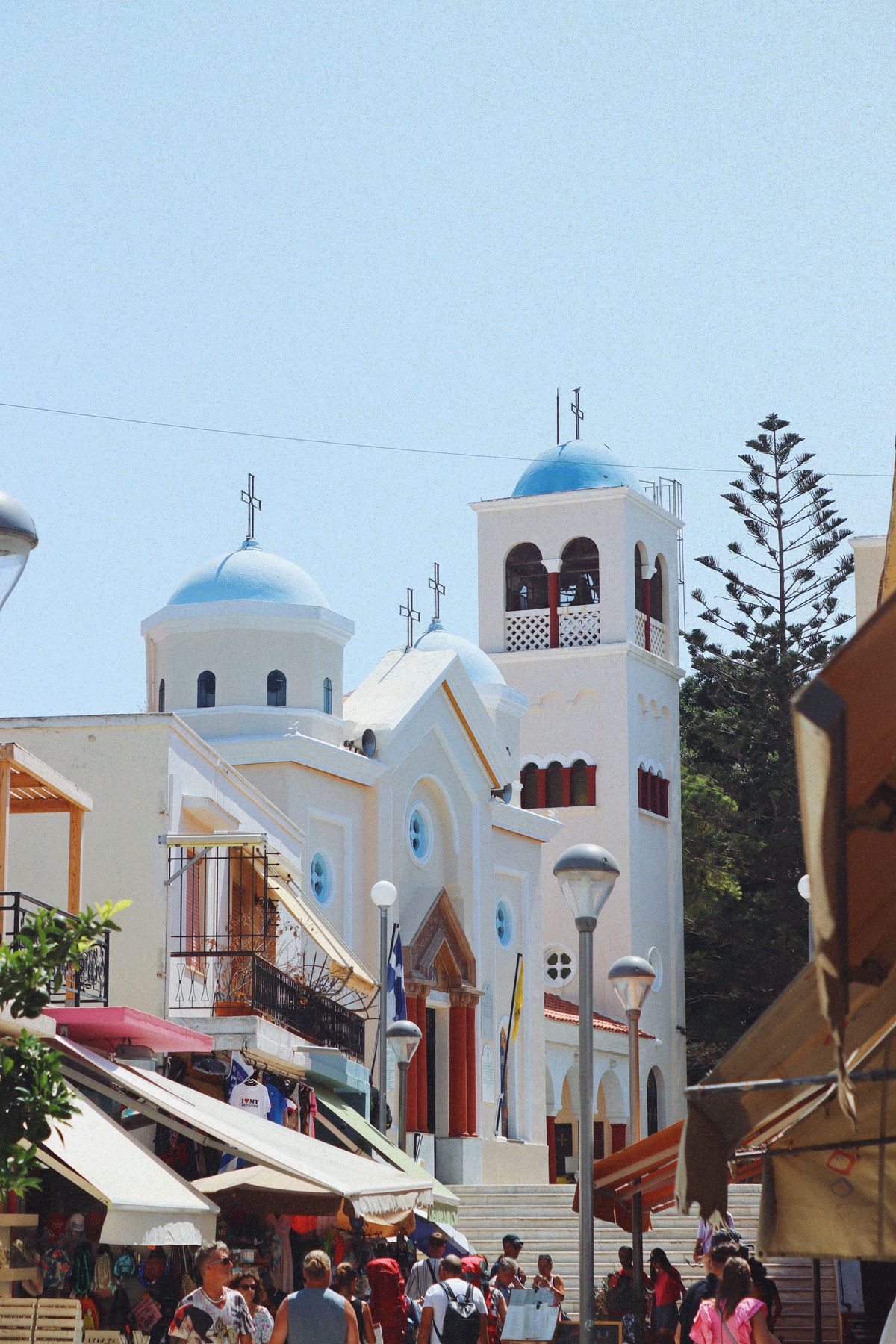 Kos - biserică și străduțe în orașul vechi cu turiști