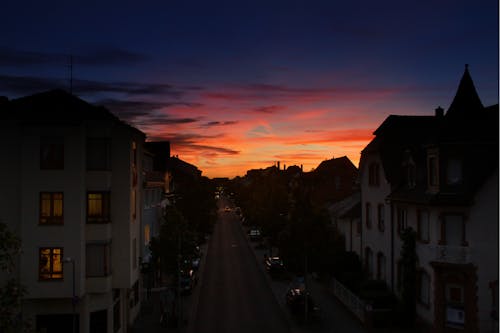 Witte Betonnen Stadshuizen Tijdens De Nacht