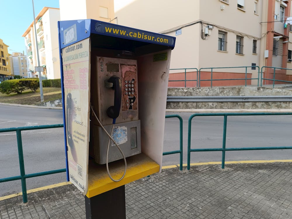 vieja cabina telefónica arrinconada en una acera de nuestra ciudad