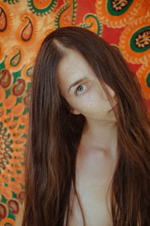 Kostnadsfri bild av brunt hår, färgad bakgrund, kvinna