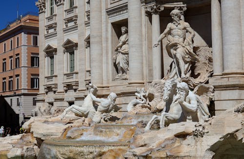 特萊維噴泉雕像