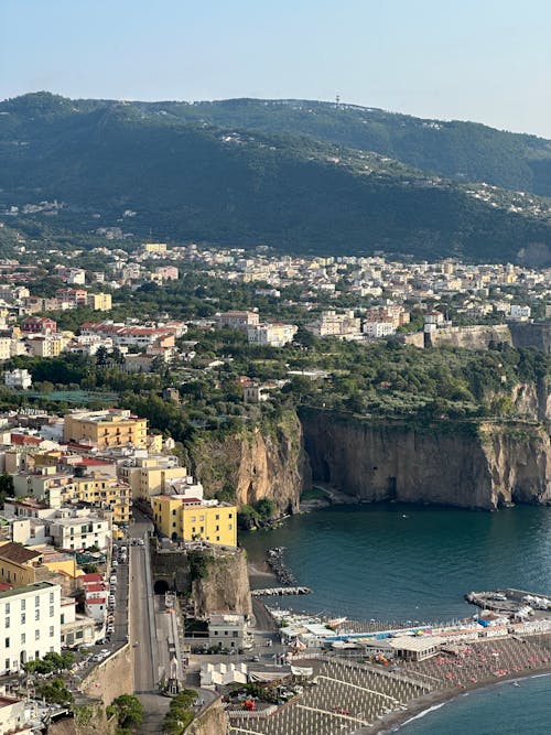 Amalfi kıyıları, binalar, deniz içeren Ücretsiz stok fotoğraf