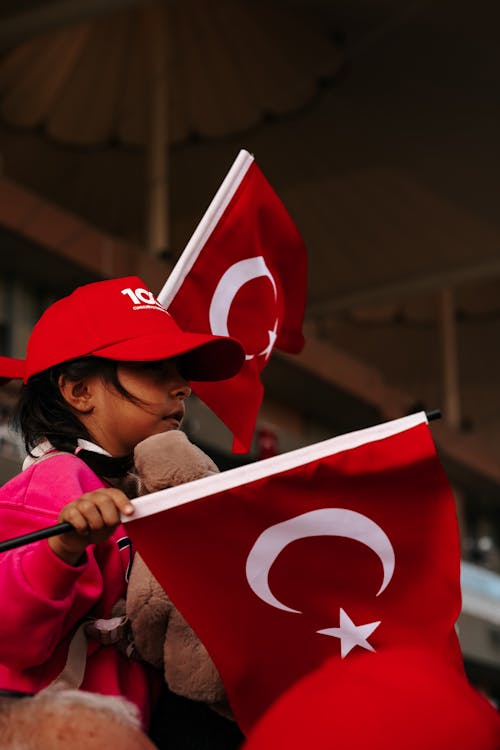 bayraklar, bilgi sembolleri, çocuk içeren Ücretsiz stok fotoğraf