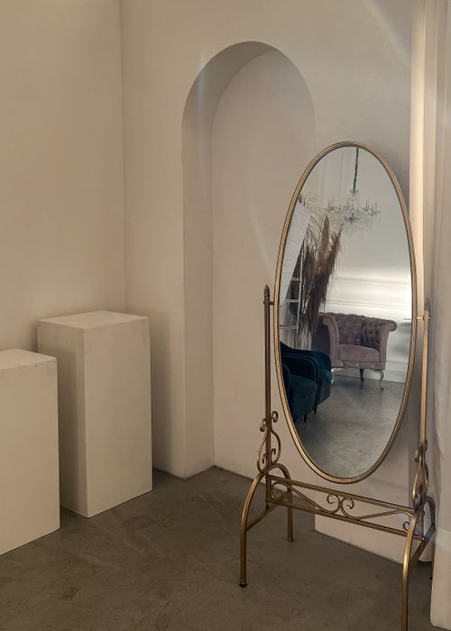 Free A stylish minimalist interior featuring a vintage mirror and elegant decor in a Brazilian setting. Stock Photo
