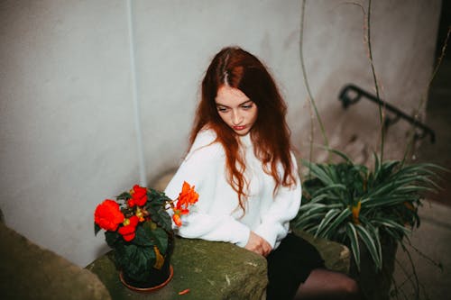 beyaz kazak, Çiçekler, Kadın içeren Ücretsiz stok fotoğraf