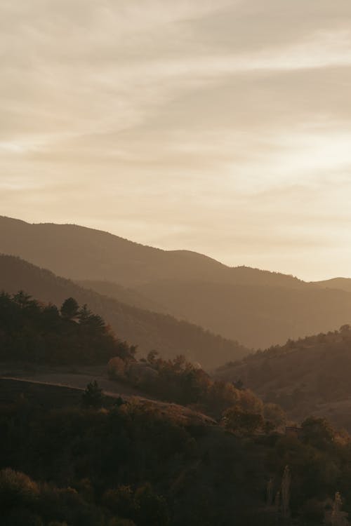 Foto profissional grátis de cadeia de montanhas, calmaria, colinas