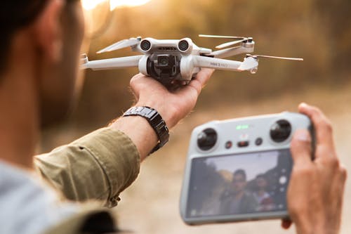 Foto profissional grátis de aparelho, controlador, drone