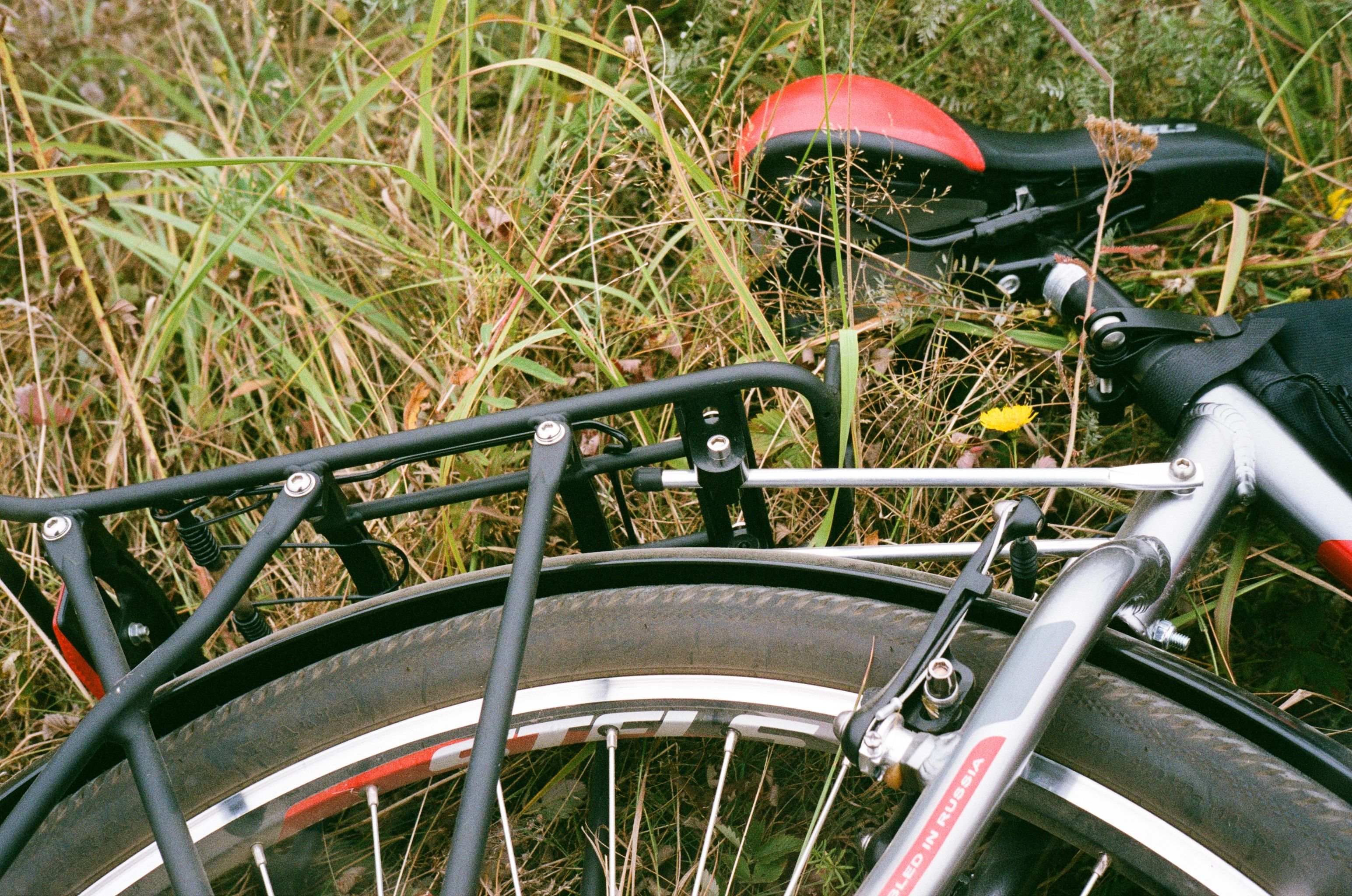 Close-up van een fietsdrager bevestigingsmechanisme
