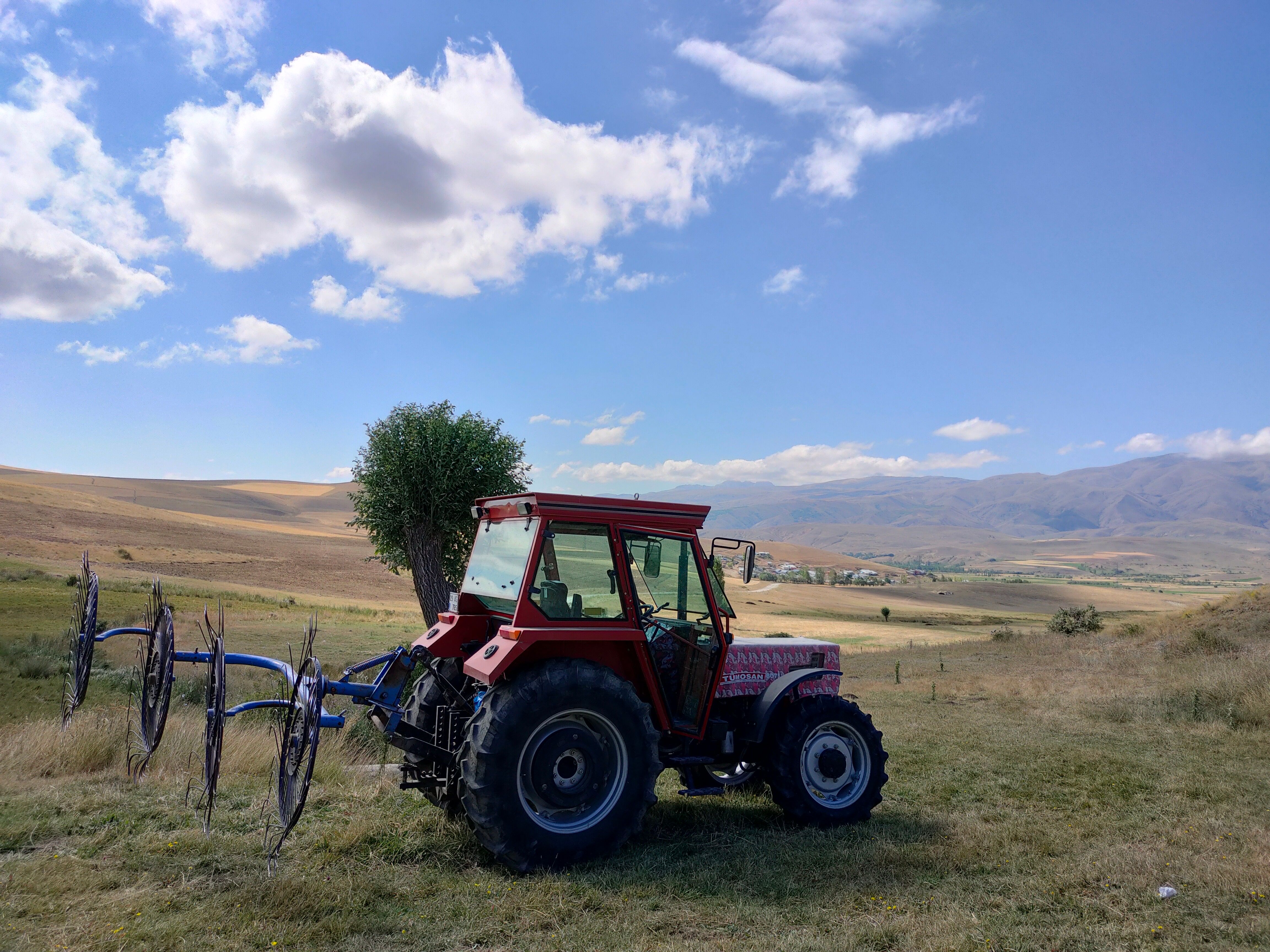 Tractor in Countryside · Free Stock Photo