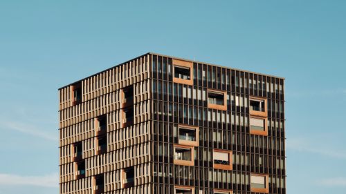 Free Detailed view of a modern residential building facade under a clear sky. Stock Photo