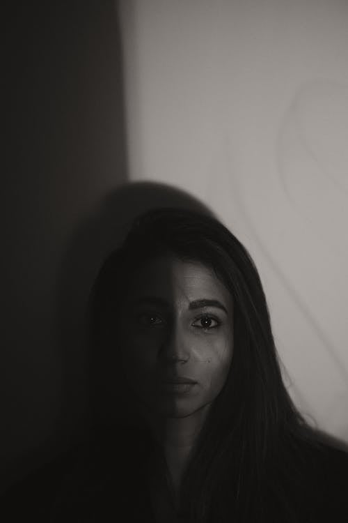 Darmowe zdjęcie z galerii z cień, czarno-biały, kobieta