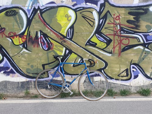Fotos de stock gratuitas de apoyado, bicicleta, graffiti